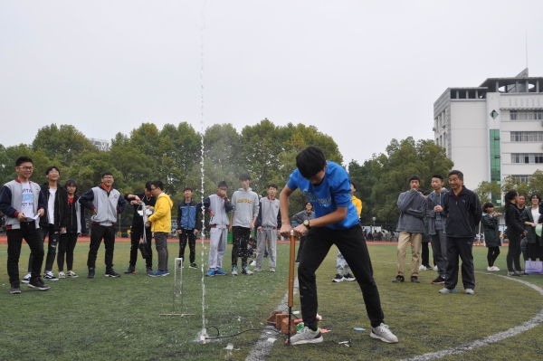 第十二届“节气风”鸣凤科技体育艺术节水火箭